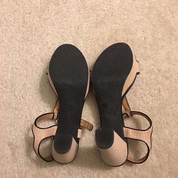 Women’s shoe - Picture 3 of 3